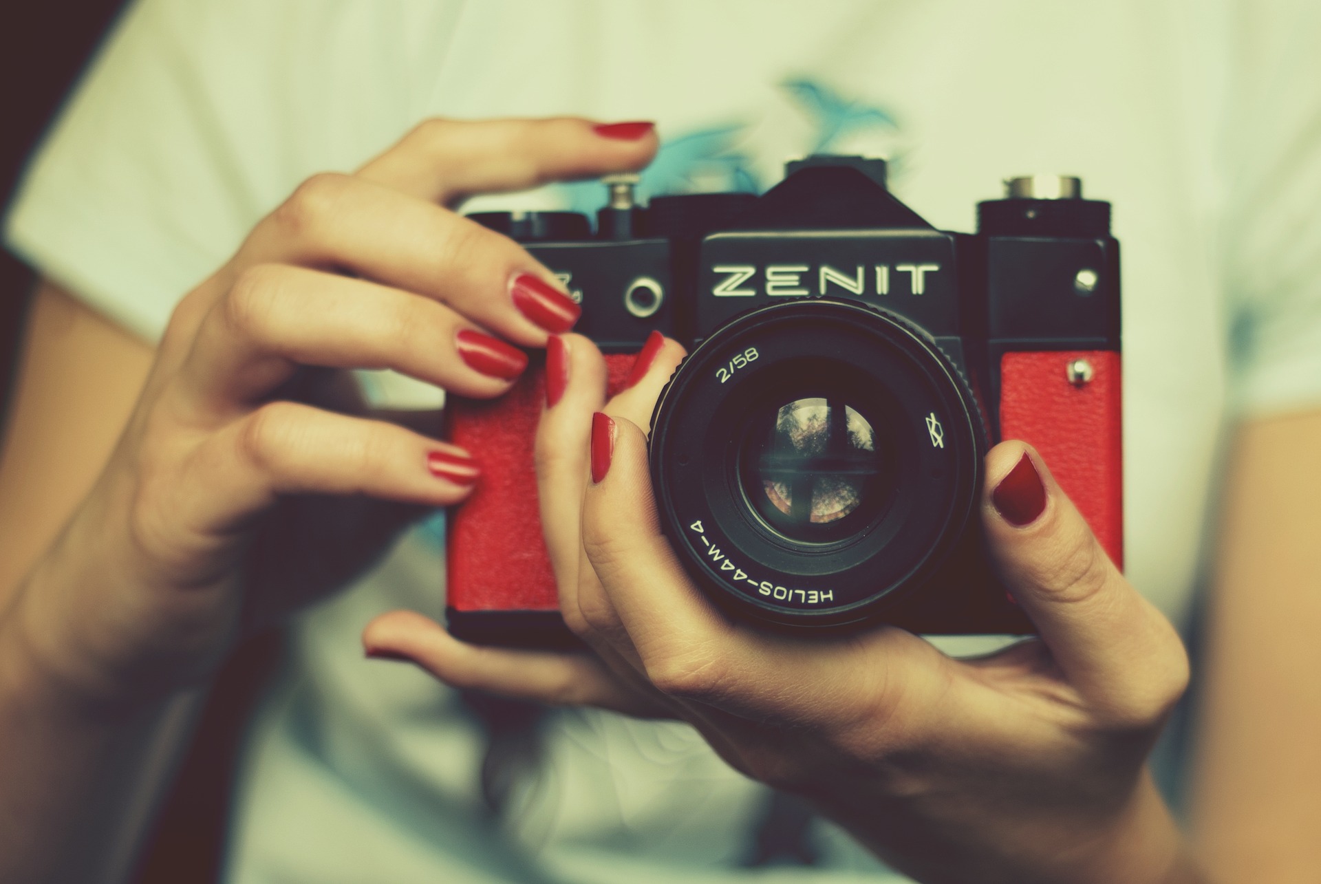 MAINS QUI TIENNET UN APPAREIL PHOTO RETRO