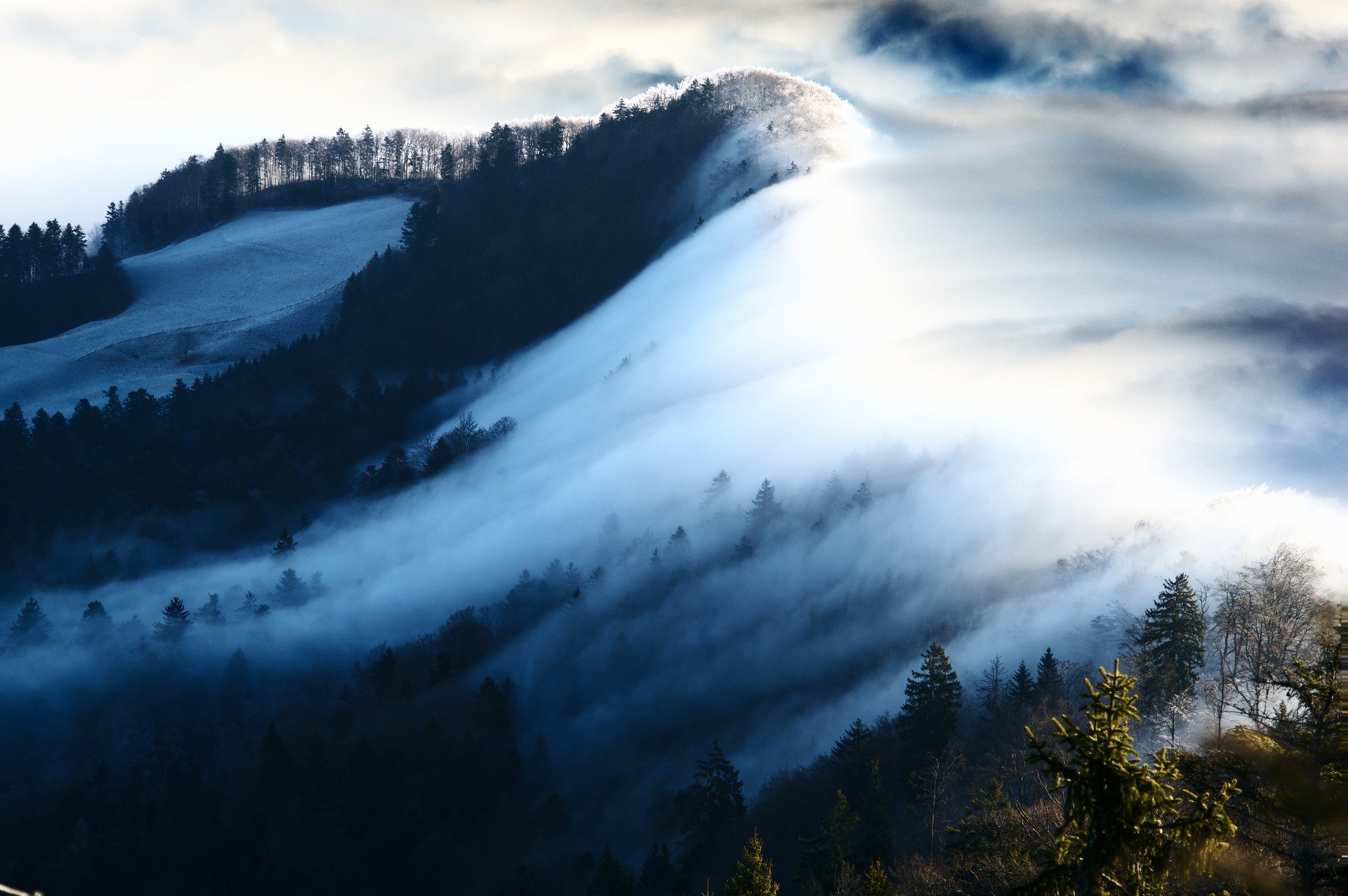 VACANCES ENCADREES JURA VU SUR LES MONTAGNES AVEC DE LA BRUME