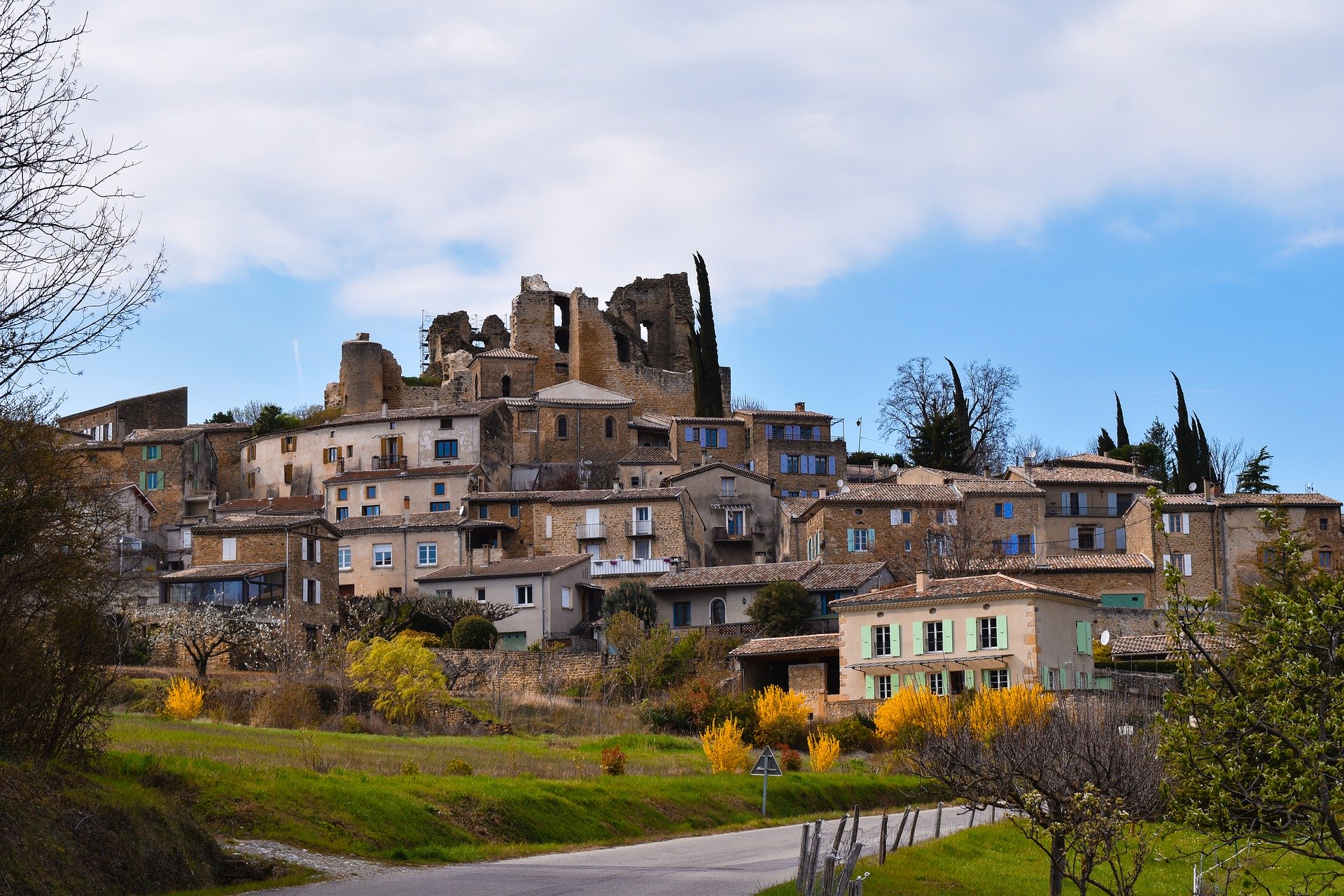 VISITE VILLAGE DROME VU SUR DES MAISONS COLOREES