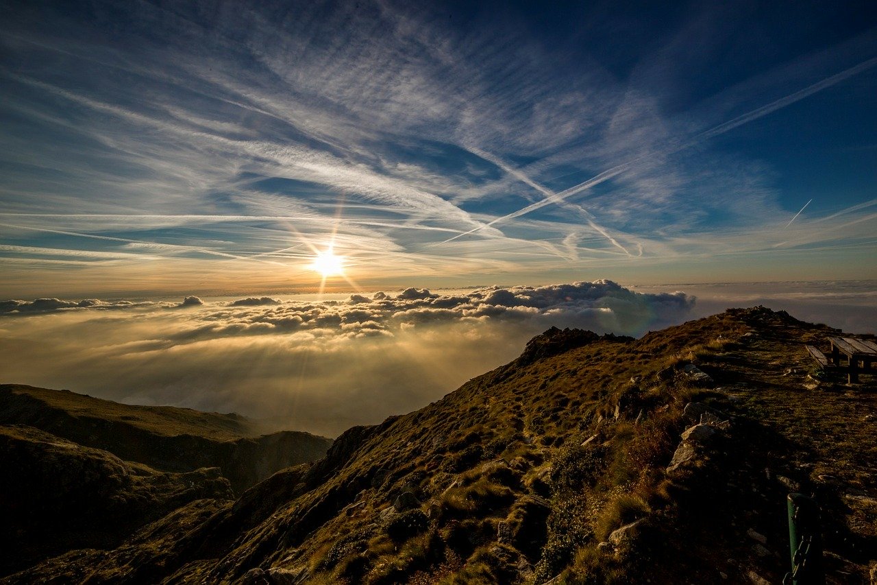 VU DES SOMMETS DES MONTAGNES AVEC COUCHER DE SOLEIL ET MER DE NUAGES